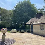 Nethercote Cottage, Kingsize Bed, Seven Springs Cottages