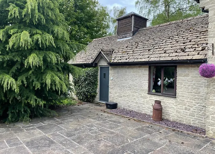 Nethercote Cottage, Kingsize Bed, Seven Springs Cottages